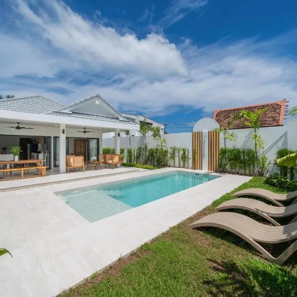 Brand New 4BR Balinese Style Pool Villa Kaia just 5 min drive from NaiHarn Beach, hotel v destinaci Rawai pláž