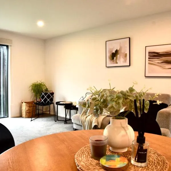 Close to Arena and one kilometer from Railway station onsite EV car park, hotel v Christchurchu