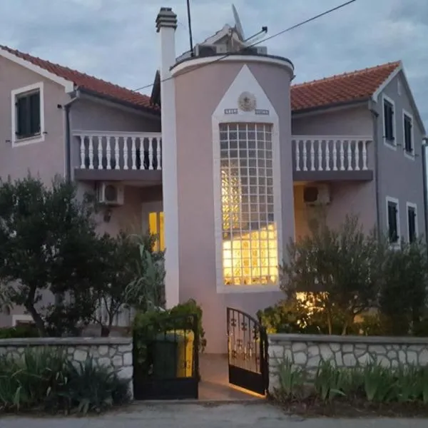 Villa Sunce, Hotel in Jezera