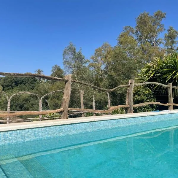 River Heart Lodges, hotel din Coín