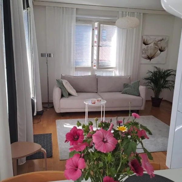 Bright apartment, airport 3km, private parking, sauna, khách sạn ở Vantaa