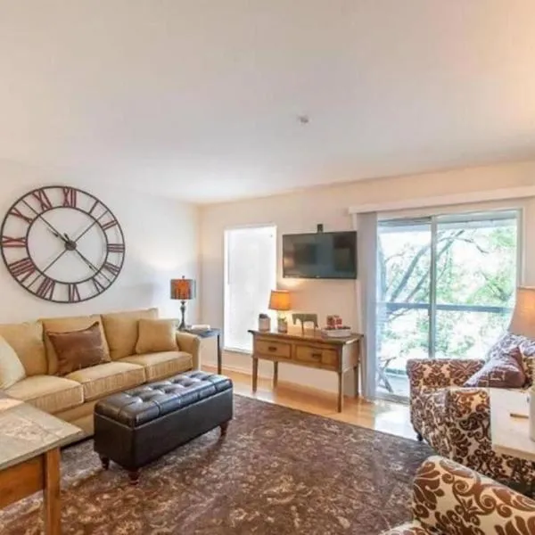 Downtown Nashville Riverfront Condo, hotel in Nashville