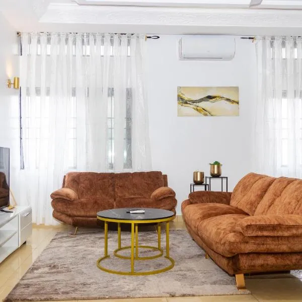 Appartement de 3 chambres avec jacuzzi, готель у місті Котону
