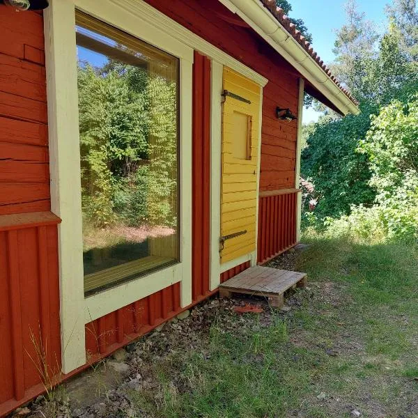 Humlebo stuga med bastu, hotel v destinaci Söderköping