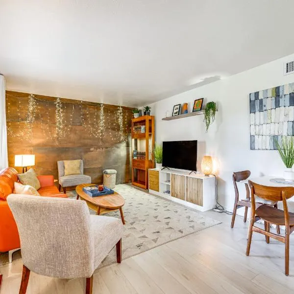 Walk to Old Town Chic Scottsdale Condo with Pool!, hotel v destinaci Scottsdale