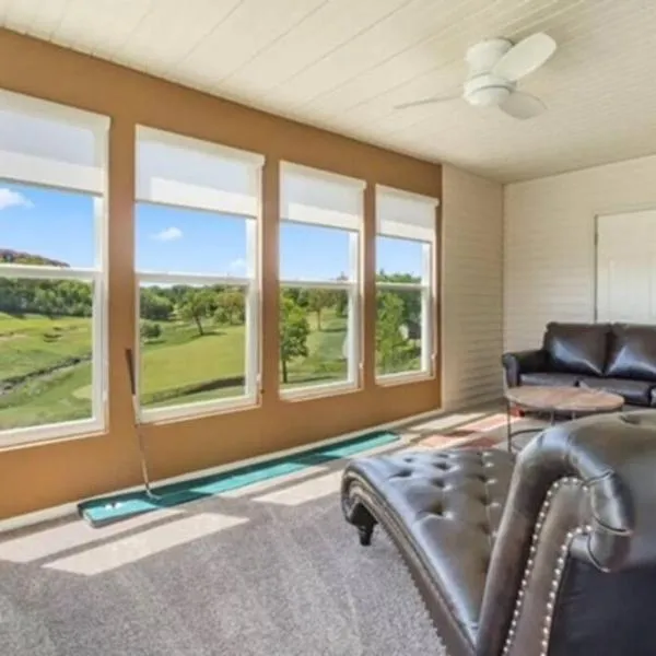 Lounging on the Links Thousand Hills، فندق في برانسون