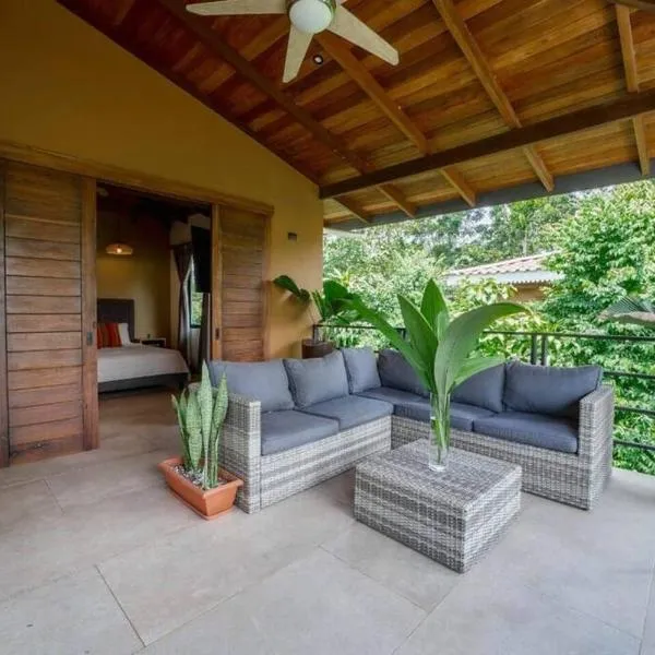 Modern Two Story Beach house, hotel v destinaci Puerto Viejo