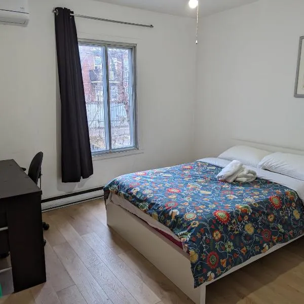 Harmony room near Metro Monk station with Self Check-in, hotel v Montrealu