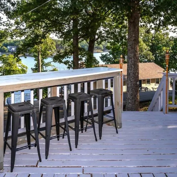 Funky Little Lakehouse - private dock and sunset view, hotel v destinaci Sunrise Beach