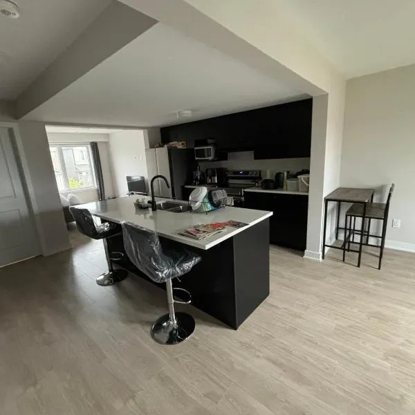 Cozy modern home in a family friendly neighborhood, hotel v destinaci Ottawa