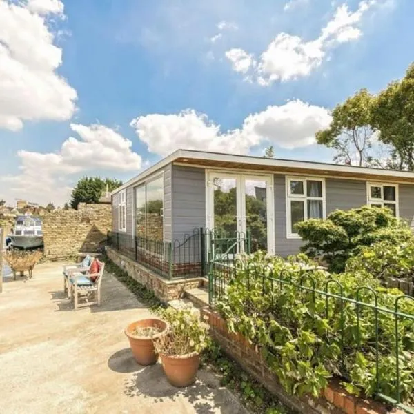 RIVER RETREAT- near Holloway U, Thorpe Park and Heathrow airport, hotel in Thorpe