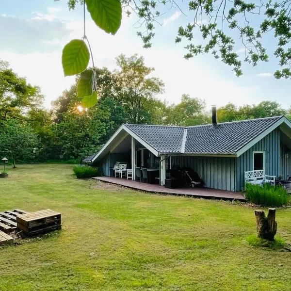 3 Bedroom Stunning Home In Give, hotel in Give