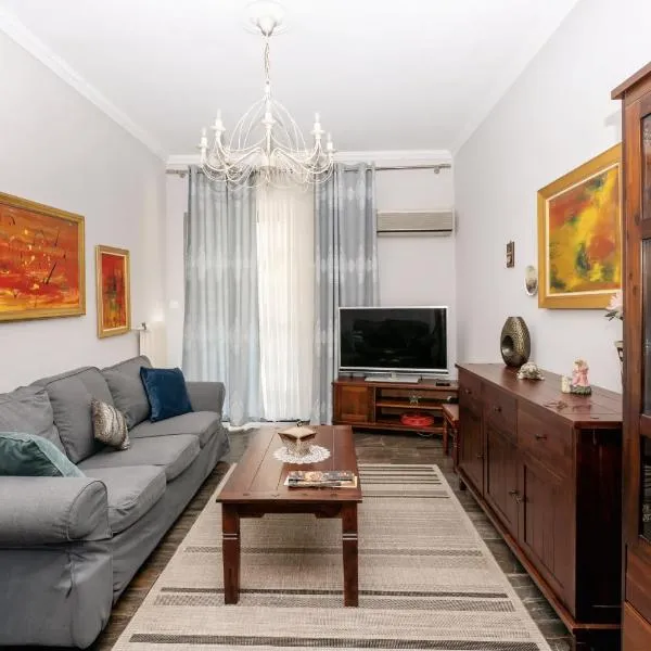 Charming & Authentic Gem - Walk to Port & Shops!, hotel v destinaci Patra