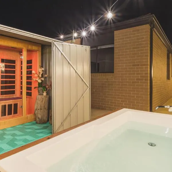 Sauna, King Beds, Tranquility Base Fun Large Home、セント・レオナルズのホテル
