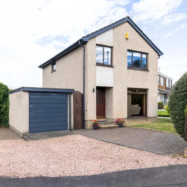 20 mins to Edinburgh 3 bedroom detached family house Wi-Fi Parking, מלון בפייף