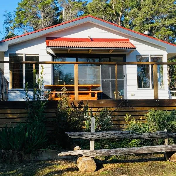 Fully fenced, wrap around decks, water on 3 sides, hotel in Lunawanna