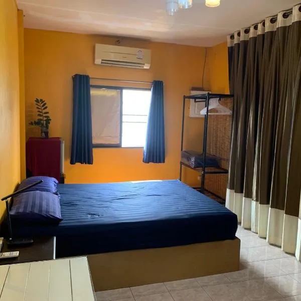 Private room with AC and fan, near Rajapruek Park, hotel v destinaci Chiang Mai