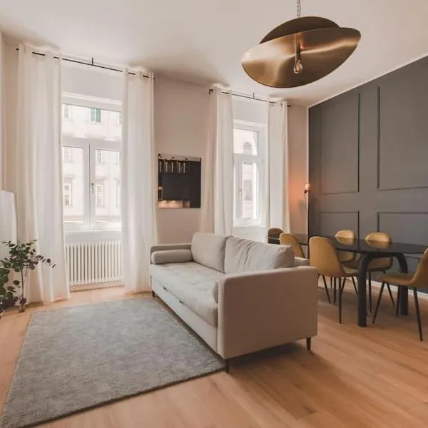 Luxury Apartment - 8 person - Centro Storico Trieste, hotel in Trieste