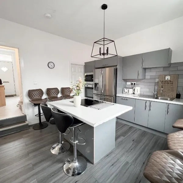 Modern 4 Bed En-suite House in Leeds - Free parking, hotel v destinaci Headingley
