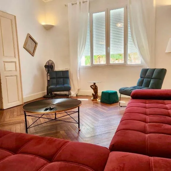 Maison de Maître L Oustal des Halles avec salle de cinéma, billard & Jacuzzi, hotel in Castelnaudary