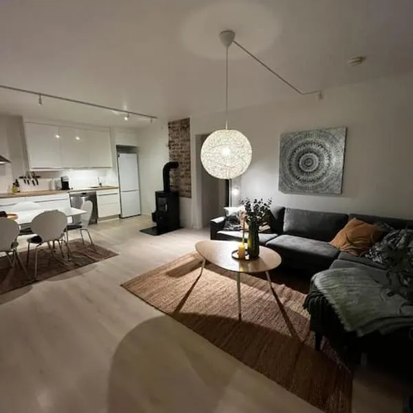Sentral og lys leilighet med stor uteplass og gratis parkering, hotel in Sandnes