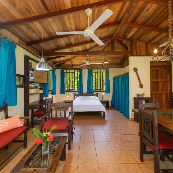 Casas Pelicano, hotel v destinaci Playa Junquillal