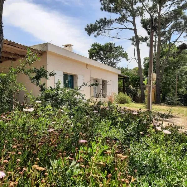 Casa a 3 cuadras del mar, amplio parrillero techado y cochera, hotelli kohteessa La Aguada