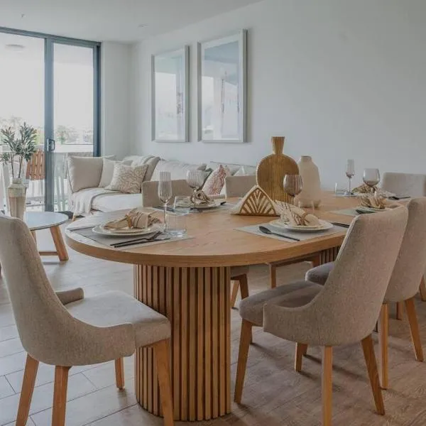 Lux Lakeside Apt - Gold Coast, viešbutis Gold Koste