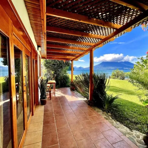 Chic Lakefront Retreat Casa Diamante Atitlan, hotel in San Marcos La Laguna