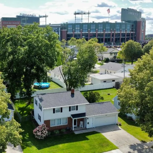 Curly's Quarters (4 Bedroom Home) w/ Lambeau view, hotel v destinaci Green Bay