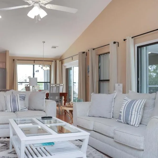 Woofs and Waves by Pristine Properties Vacation Rentals, hotel in Cape San Blas