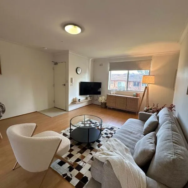 Cute & Light-filled Apartment - near Liverpool CBD, hotel v destinaci Liverpool