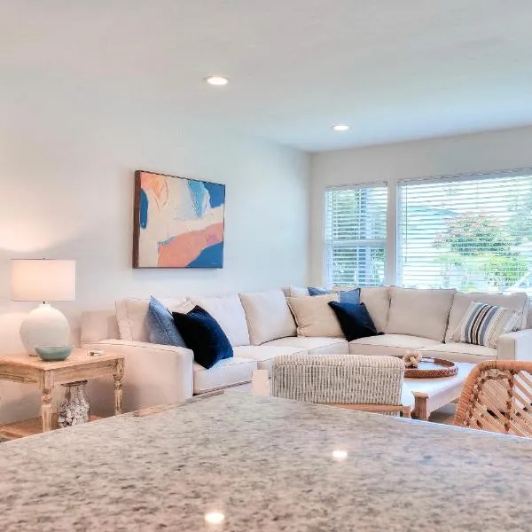 Beachside Bliss Spacious 3BR Retreat, Steps to Ocean, hotel in Oceanside