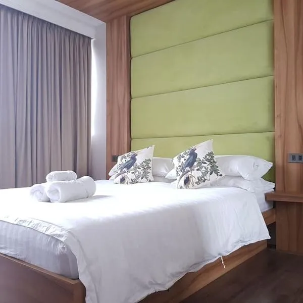 Modern 1BD Executive Suite, Netflix Wifi Pool Gym, hotel in Manila
