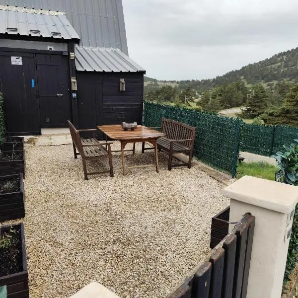 Appartement Greoliere les neiges avec exterieur, hotel in Gréolières