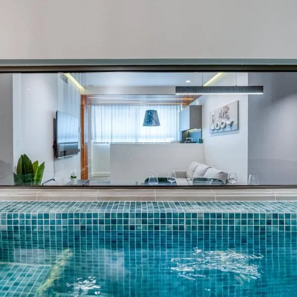 Modern Urban Oasis with Private Plunge Pool, hotel a Pireo