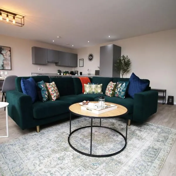 Elegant 2BR w/ Pool Table in Prime Location, hotel in Taunton
