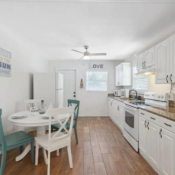 Clearwater 2BR Home Private Fire Pit, Hammock & Grill 10 Min to Beach, hotel a Clearwater