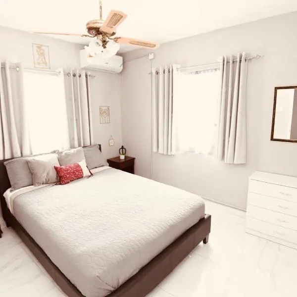 Cozy 2 bedroom Townhouse in gated community, KGN8 Newly installed solar hot water system, hotel v destinaci Kingston