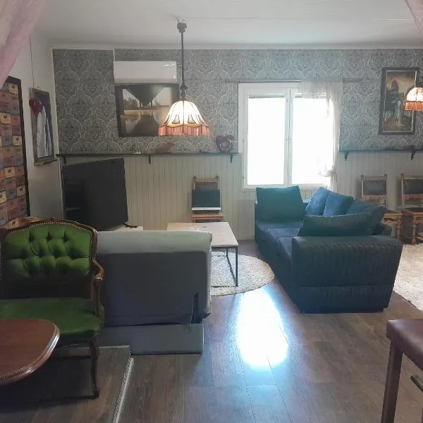 Saunallinen talo 5-tien varrella, yksityinen ranta, hotel di Hyrynsalmi