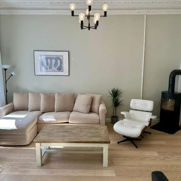 Classical 3 bedroom, 2 bath, minutes from Royal Palace, Main Shopping Street, Restaurants & Downtown, hotel a Oslo