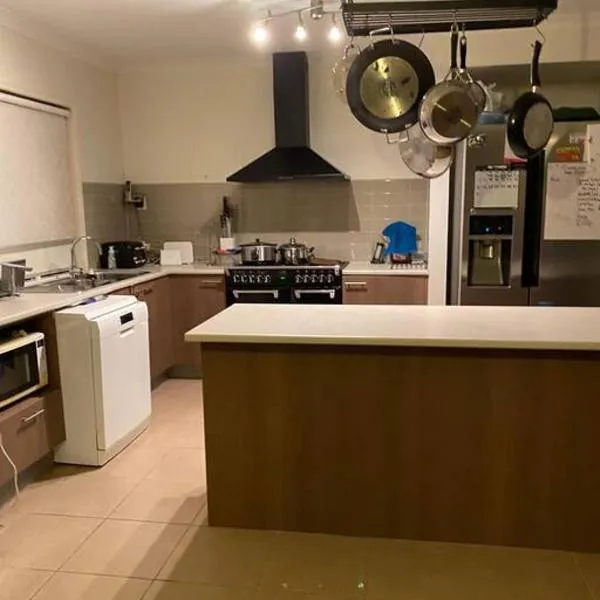 Family home close to Melb Airport, free FAST WIFI!、クレイギーバーンのホテル