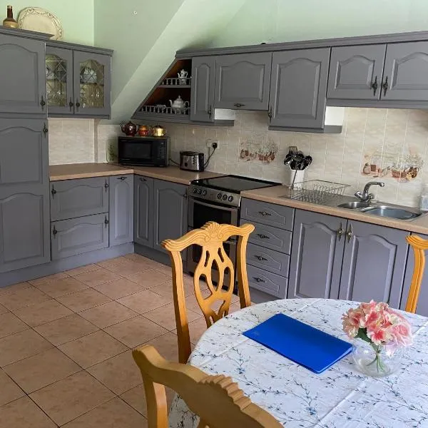Countryside escape, 4 bedroom, 8 single beds, free parking & wifi near new walkway, hotel en Navan
