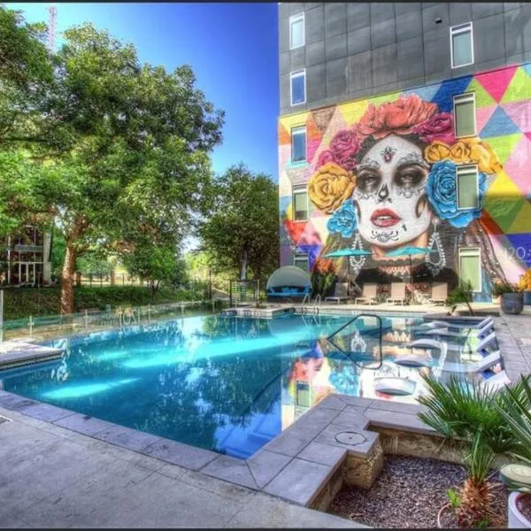 Beautiful RiverWalk Apt with Full Amenities, King Bed & Free Parking, hotel a San Antonio