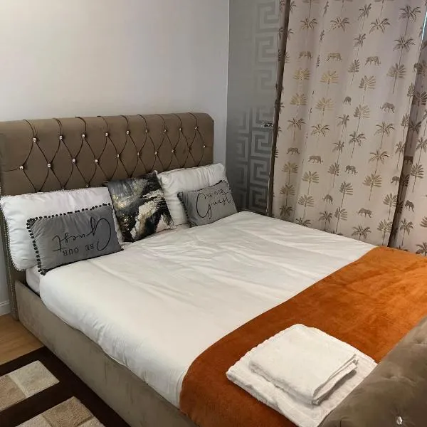Basildon 3 bed house for 8 guests- free private driveway parking, hotel in Nevendon