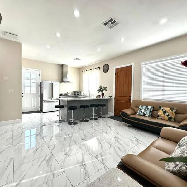 New Renovated House in Little Saigon, отель в городе Midway City