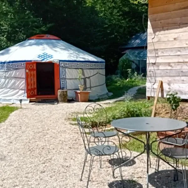 Yourte en pleine nature, hotel v destinaci Dampierre