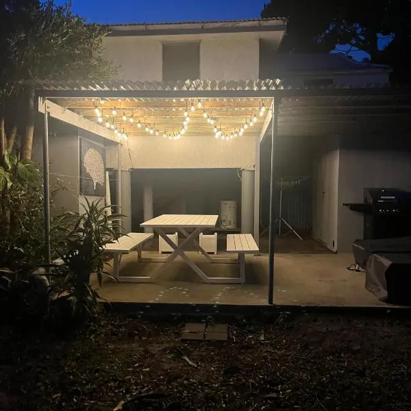 Sandown Beachside Cottage, hotel in Bongaree