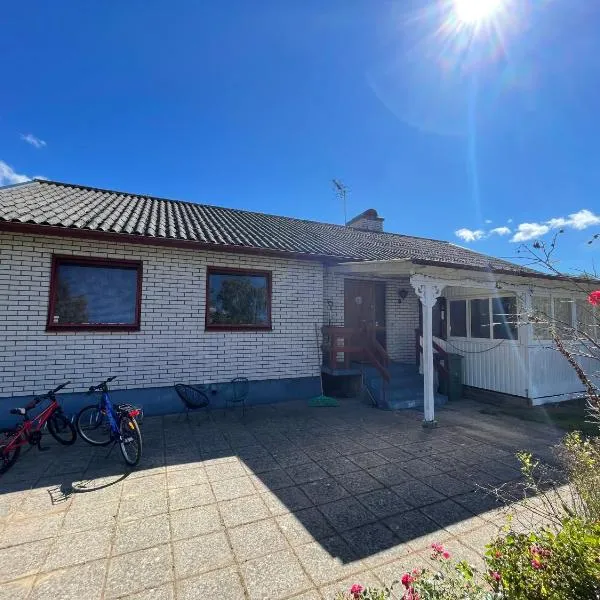 Entire house for 5 person close to the beach, hotel in Bergkvara