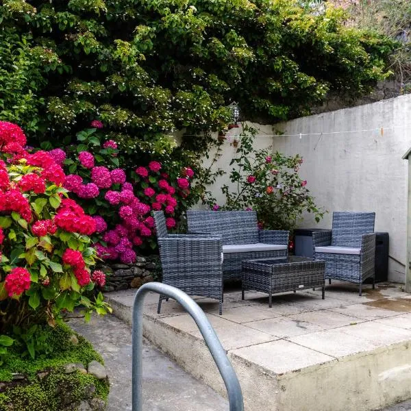 Beach Haven, Steps to Sand, Trails & Shops, Highly Rated 2-Bedroom House Minutes from Mumbles Beach with a Patio, hotel a Oystermouth